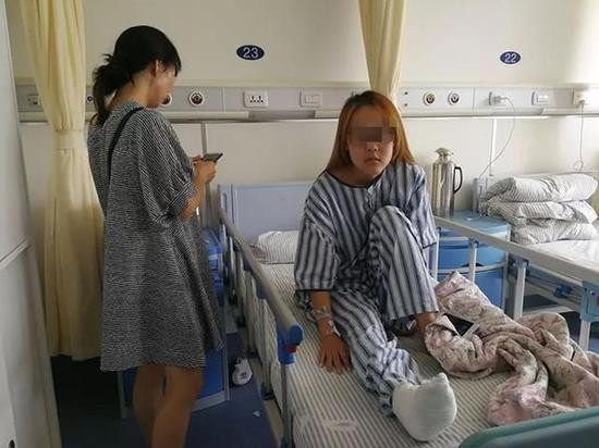 小刘意外受伤，自己的暑假计划被打断。