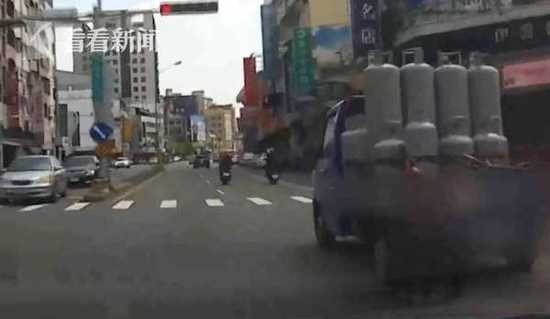 吓人!货车载满瓦斯 司机抽烟扔烟蒂变身移动炸弹