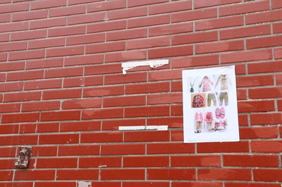 南京江宁区金宝湖熟市场随处可见《寻尸启事》,璇璇的爷爷杨某松就在这一带打工。 澎湃新闻记者 邱海鸿 实习生 茆雪纯 图