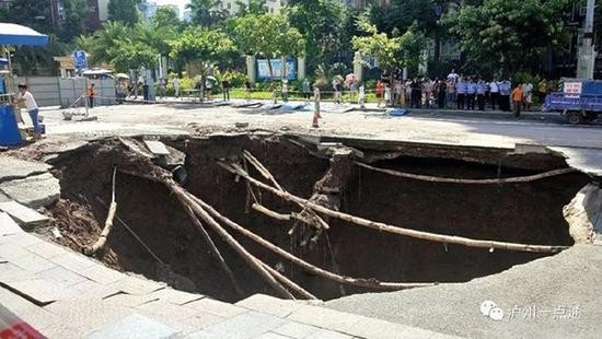四川泸州一小区门口塌陷面积达100平米 水管爆裂