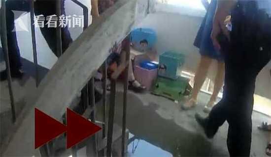 男子家水漫金山波及整栋楼却不知 睡梦中被摇醒