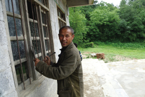 李光友在打下课铃  本文图片均来自都市时报