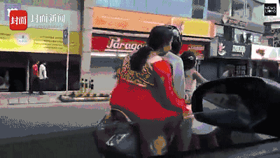 老司机！5岁女孩开摩托 载父母和3岁妹妹上路狂奔