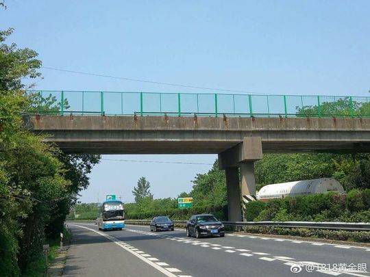 男孩期末考试没考好 连续3天向高速路上车辆扔石头