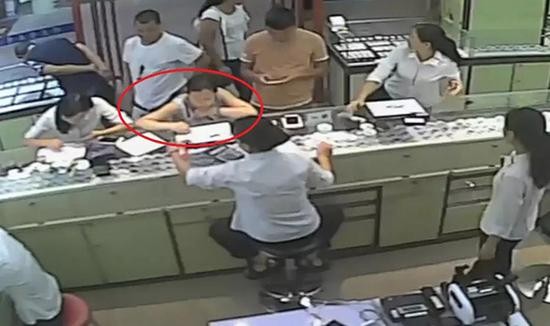 行窃女子 本文图均为 番禺警方 供图