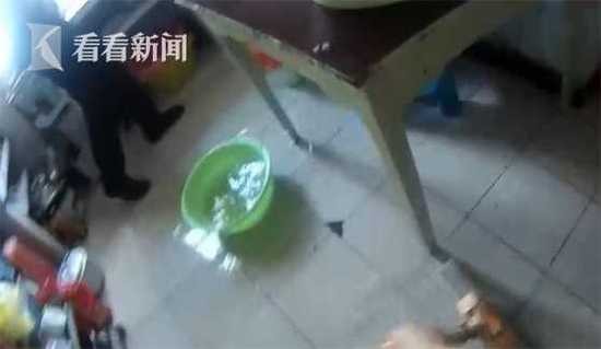 男子家水漫金山波及整栋楼却不知 睡梦中被摇醒