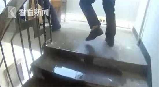男子家水漫金山波及整栋楼却不知 睡梦中被摇醒