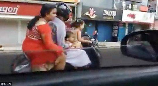 老司机！5岁女孩开摩托 载父母和3岁妹妹上路狂奔