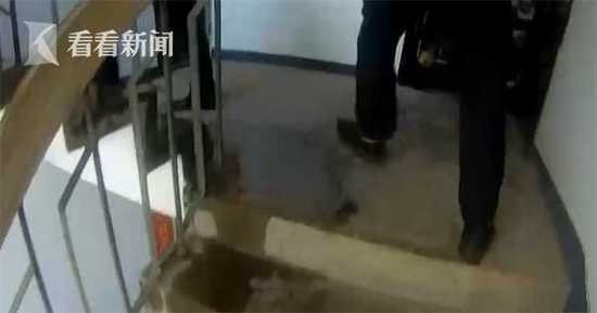 男子家水漫金山波及整栋楼却不知 睡梦中被摇醒