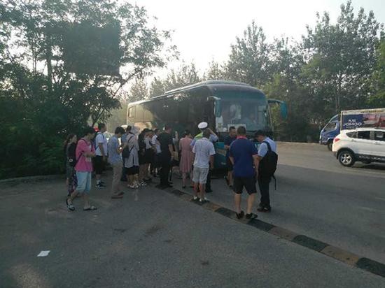 交警查获一辆超员92%的大客车。  大连交警 供图