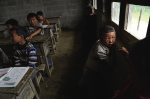  除了9名小学生，幼儿班学生有时也会在教室里听老师讲课。
