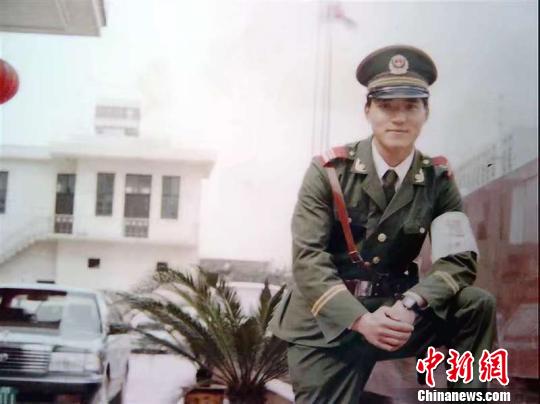 杭州东站民警赵震宇：军装绿到公安蓝为群众“护航”29载　　
