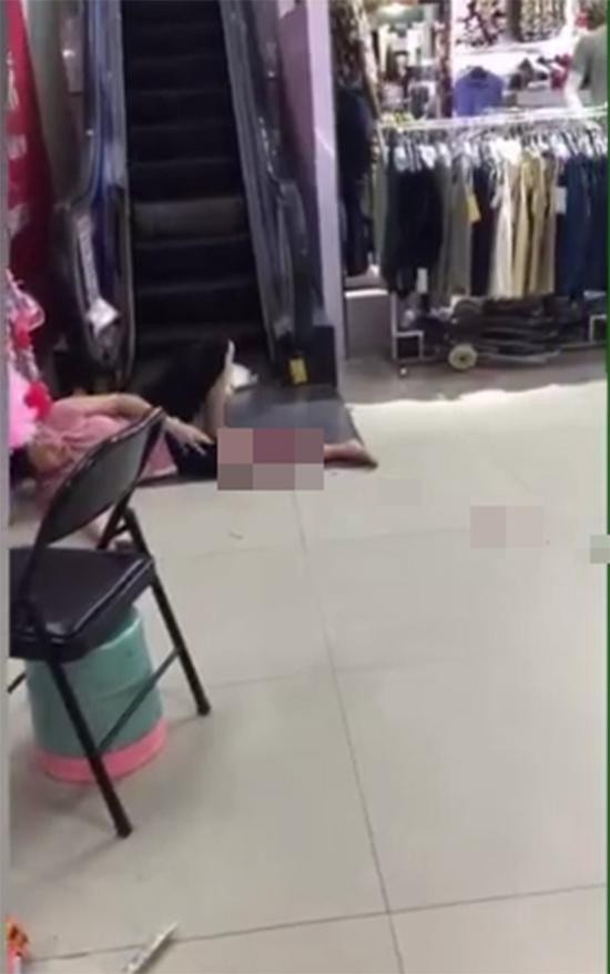 一名中年妇女受伤后躺倒在地