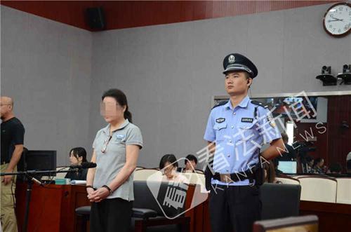 被告人谢某法庭受审。法制晚报·看法新闻 图