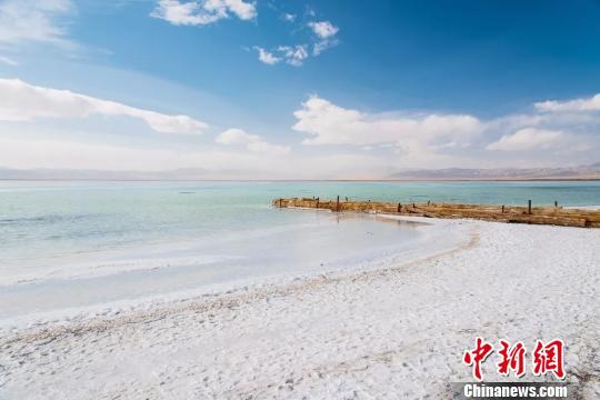图为天气晴好时的青海茶卡盐湖。(资料图) 钟欣 摄