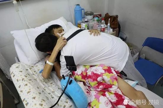 前来探望的朋友们都会给刘凌峰一个拥抱（图片来源：大楚网）