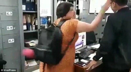 女游客掌掴移民局工作人员(图片来源:《每日邮报》)