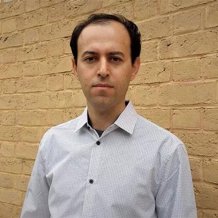 　　Caucher Birkar 现年40岁，英国剑桥大学数学家，现代双向几何的主要贡献者。他证明了 Fano 簇的有限性，以及对极小模型纲领有所贡献。