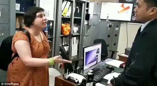 英国女游客与移民局工作人员理论(图片来源:《每日邮报》)