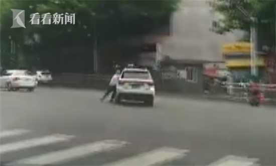 四川一男子驾车闯关 高速拖行2名交警数百米