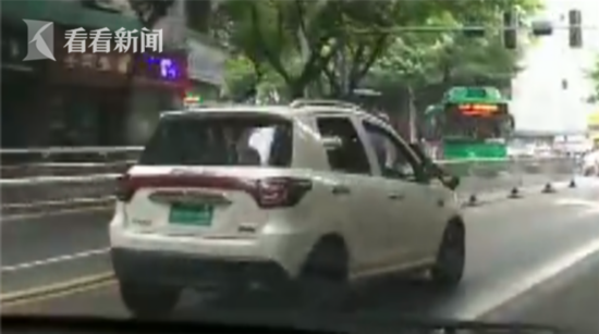 四川一男子驾车闯关 高速拖行2名交警数百米