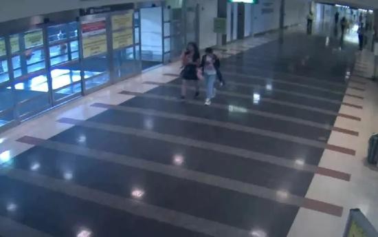 失踪女孩（右）与女嫌疑人（左）