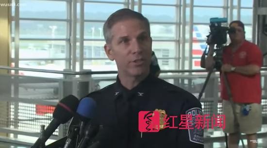 ▲华盛顿里根机场警局局长戴维（David Huchler）在新闻发布会上  图据《华盛顿邮报》