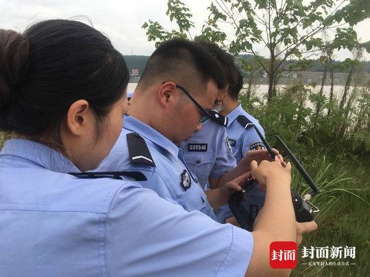 四川2人不顾禁令到网红沙滩拍照游泳 遇泄洪被冲走