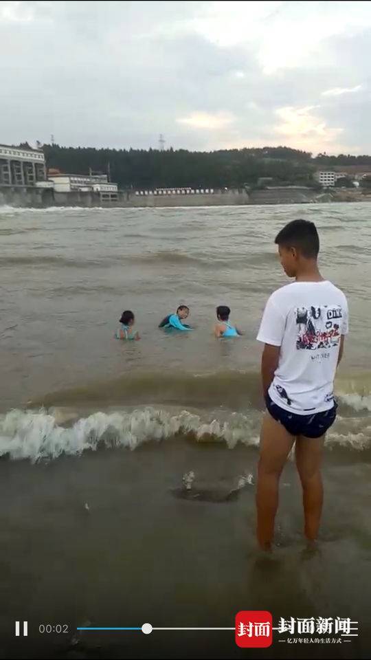 四川2人不顾禁令到网红沙滩拍照游泳 遇泄洪被冲走