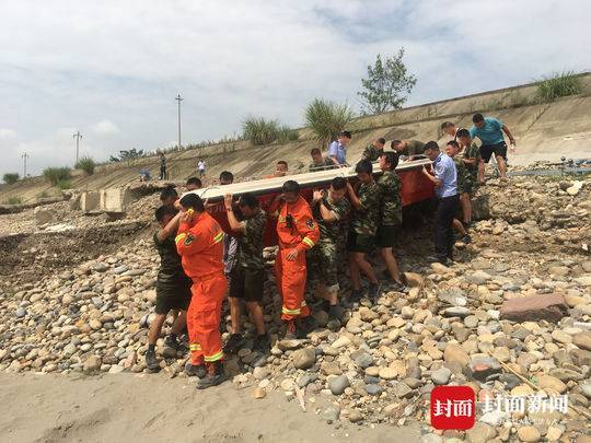 四川2人不顾禁令到网红沙滩拍照游泳 遇泄洪被冲走