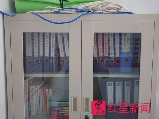 ▲卢文震办公室内的当地贫困户档案  图片来源：红星新闻