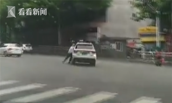 在带着两名交警高速行驶数百米后，疯狂的司机终于停下车，警方立即将他控制。