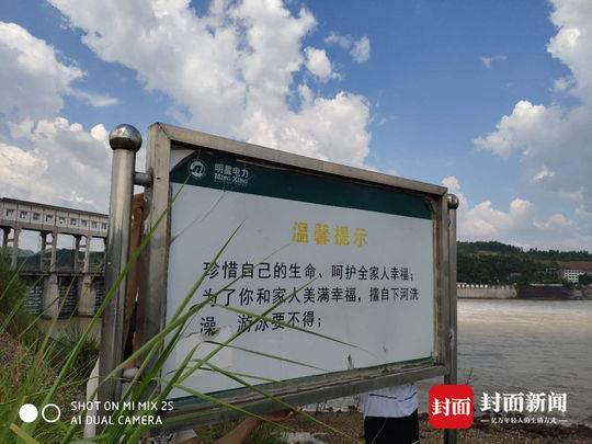 “网红沙滩”走红  市民不顾禁令下河游泳
