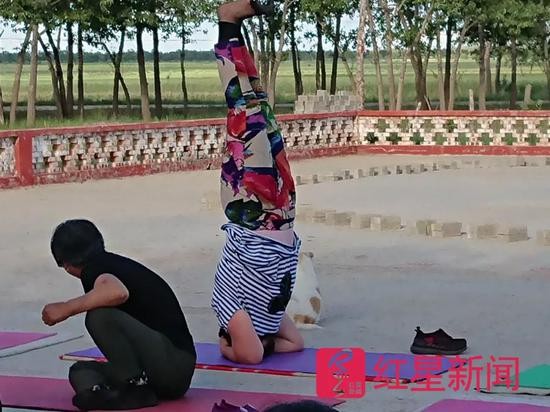 ▲一位正在做手肘倒立的村民  图片来源：红星新闻