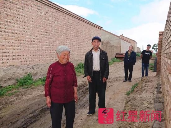 ▲72岁的张喜英老人是村里最早练瑜伽的七个人之一，她反复说“我几年没生病了，瑜伽真好”   图片来源：红星新闻