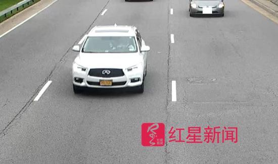 ▲事发时他们乘坐的白色英菲尼迪轿车  图据美国弗吉尼亚警方社交媒体