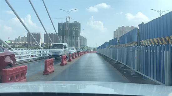 大桥东半幅已经修复，暂时双向通行