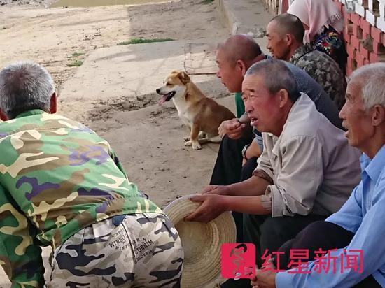 ▲村里闲聊的老人们  图片来源：红星新闻