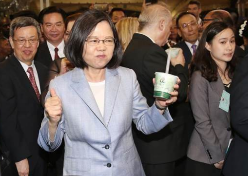 蔡英文称上任以来台经济增长率超韩国 被岛内狂讽