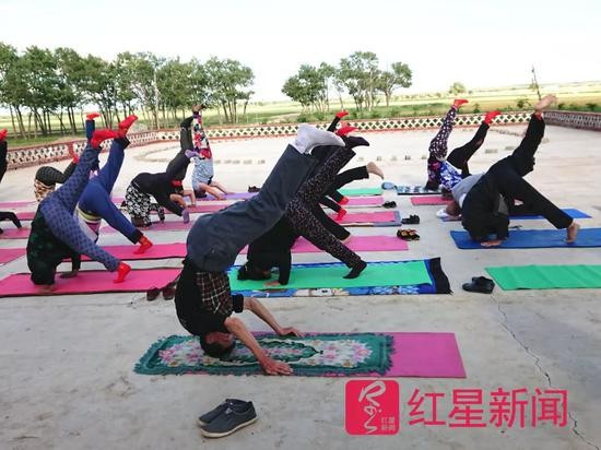 ▲在村里小广场上集体练瑜伽的村民们  图片来源：红星新闻