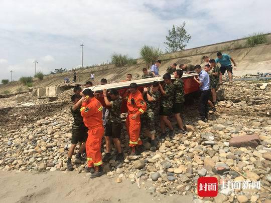 公安消防出动无人机冲锋舟  沿涪江下游进行搜寻