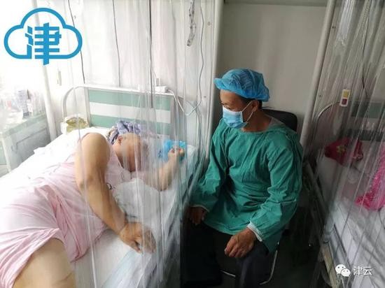 王永陪在妻子身边