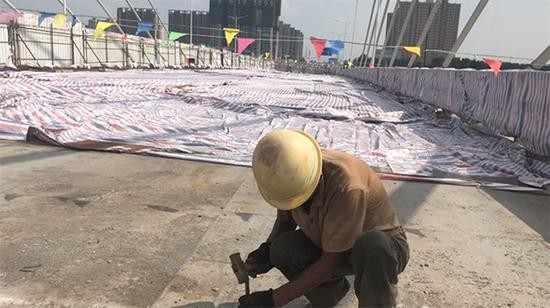 工人正在大桥西半幅修复施工