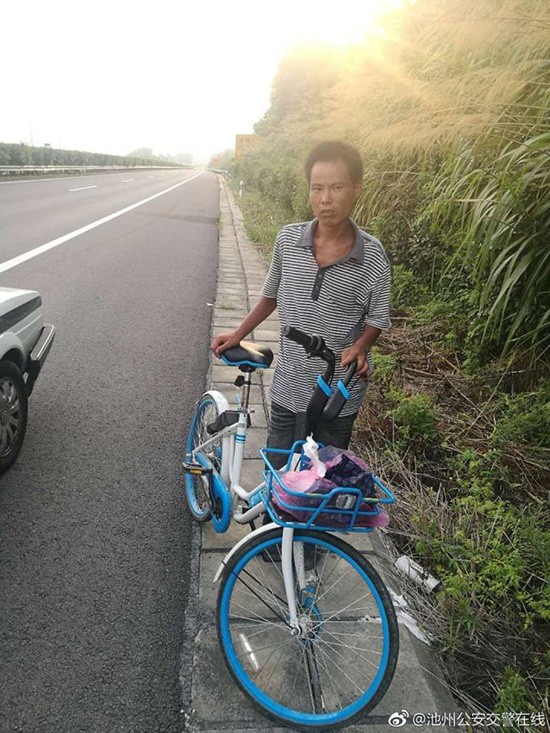 民警在高速上发现骑自行车逆行的男子.