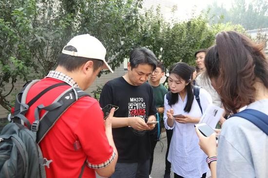 家属代表姜先生接受媒体采访,身着带有马航标志的T恤衫。(拍摄:李司坤)