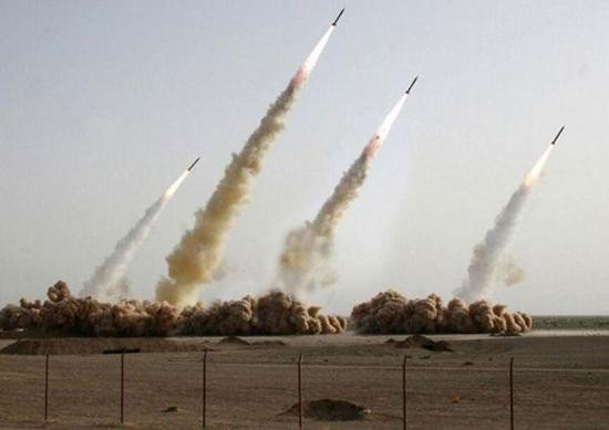 图为伊朗革命卫队正在试射导弹