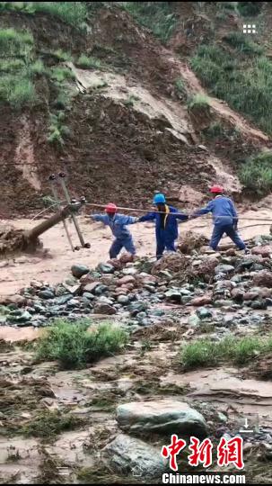 青海东部暴雨侵袭“红马甲”一线保供电