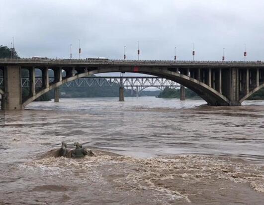 四川宜宾网红雕塑苏轼、黄庭坚遇洪水再次被淹