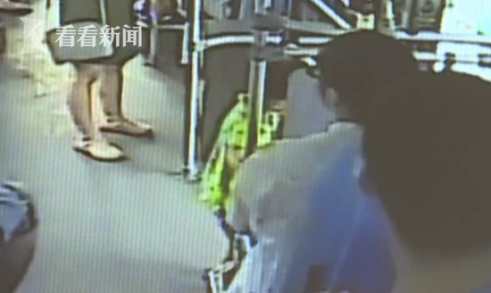 想念住院的妈妈 3岁萌娃独自出门坐公交吓坏家人