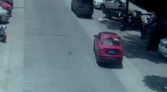 女子被持刀押进银行取钱 向柜员狂眨眼求救遭无视